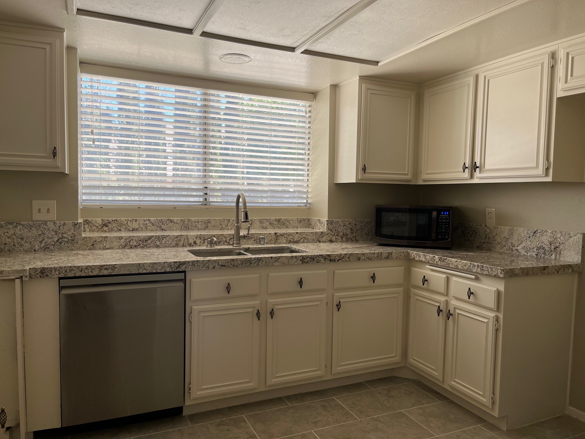 Building Photo - 253 E Avenue R2