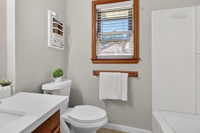 Building Photo - 2027 Ottawa Ln