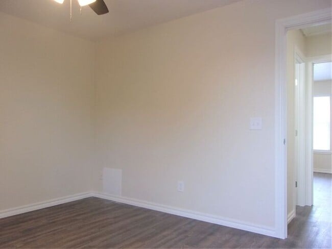 Building Photo - 2 BED 1.5 BATH TWO STORY TOWNHOUSE- WARR A...