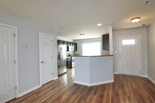 Building Photo - 198 Collinwood Dr