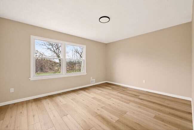 Building Photo - 14 Elm St