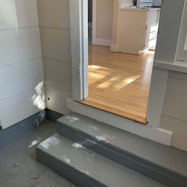 Building Photo - 272 S Grand St