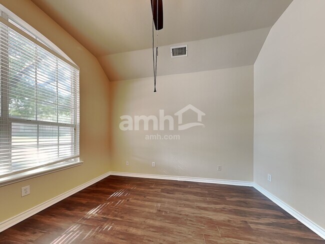 Building Photo - 989 Dogwood Ln