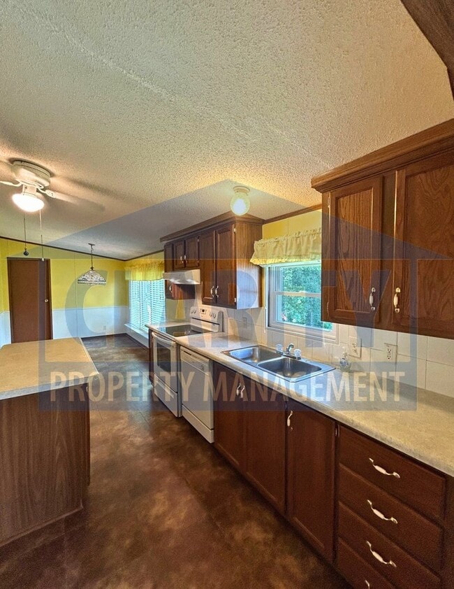 Building Photo - Three bedroom home w/ screened in porch!