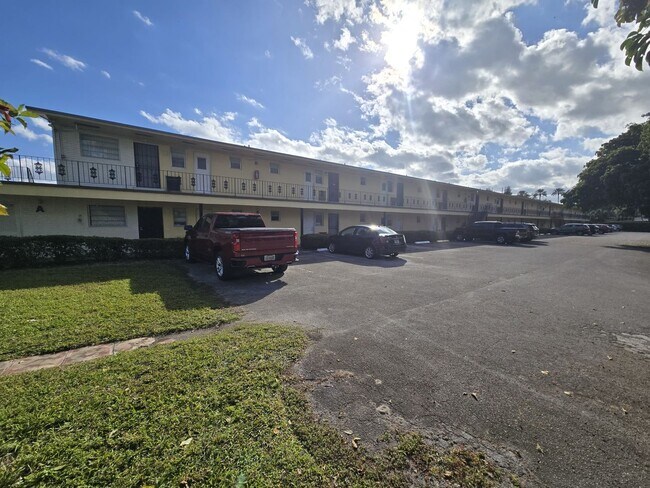 Building Photo - 2-Bed, 2-Bath Miami Condo in HOA Community – Pool, Laundry On-Site