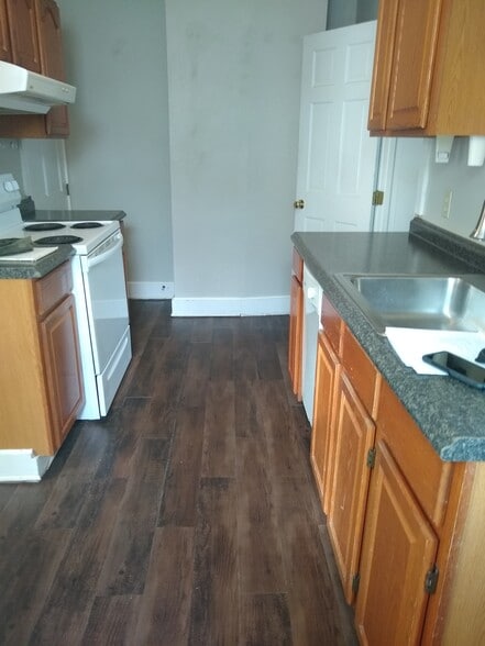 Kitchen - 1726 Washington St E