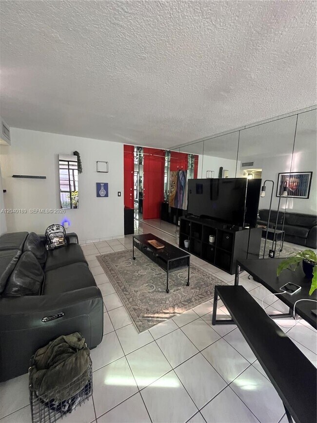 Building Photo - 2539 S Bayshore Dr