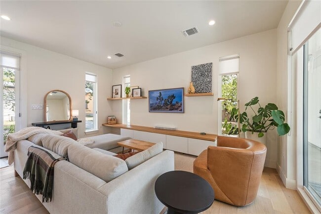 Building Photo - 1300 Perez St