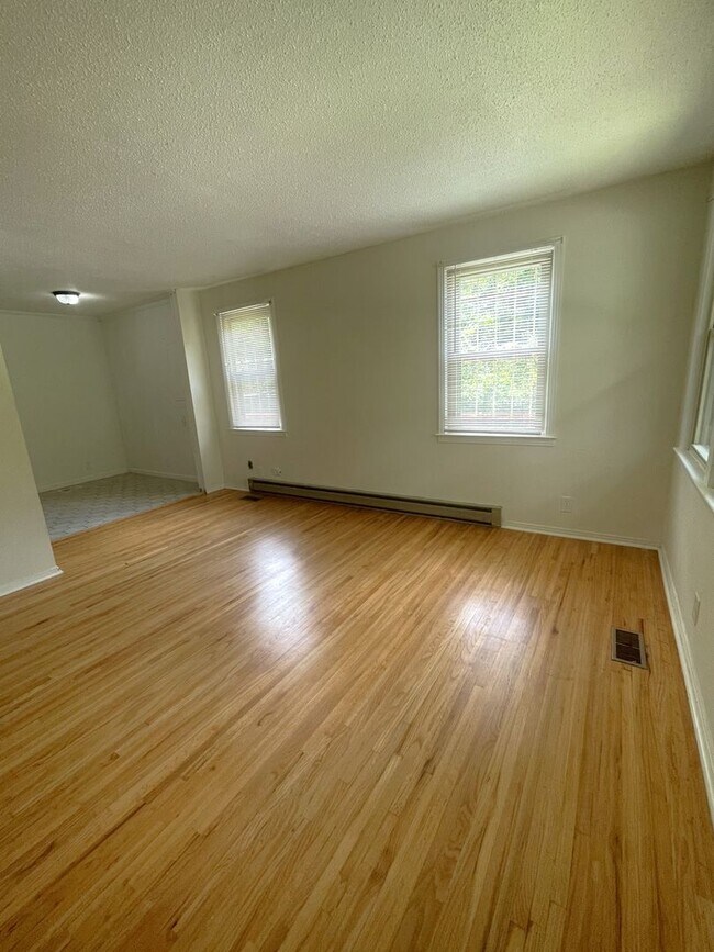Building Photo - Excellent 3 Bedroom Home Minutes from Down...