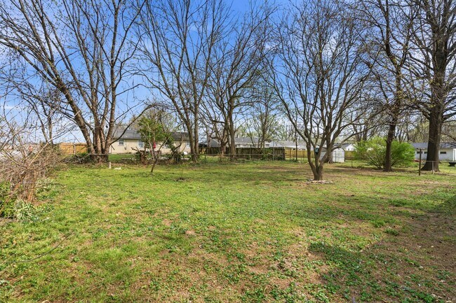 Building Photo - 3 bedroom 1 bath 1 car garage- newly renovated!