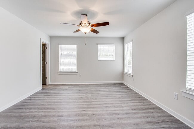 Building Photo - 715 W Vincent Dr