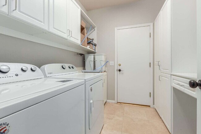 Building Photo - "Discover Your Dream Oasis: Spacious 4-Bedroom Retreat in Scottsdale's Paradise Drive!"