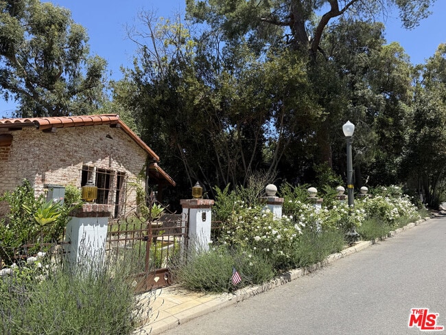 Building Photo - 3475 N Knoll Dr