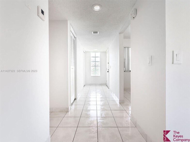 Building Photo - 357 Lakeview Dr