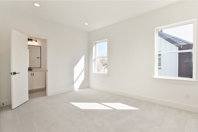 Building Photo - 1020 W 15th 1/2 St
