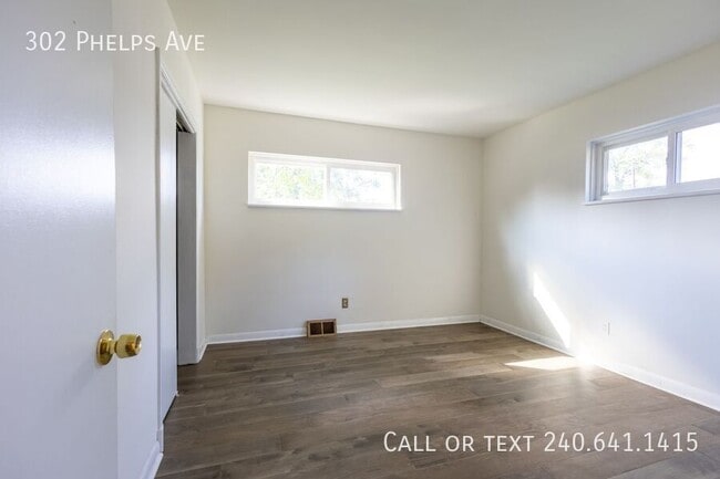 Building Photo - 302 Phelps Ave