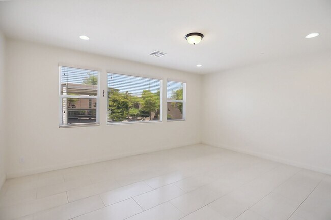 Building Photo - Stunning 5 Bed, 4 Full Baths And 2 Half Ba...