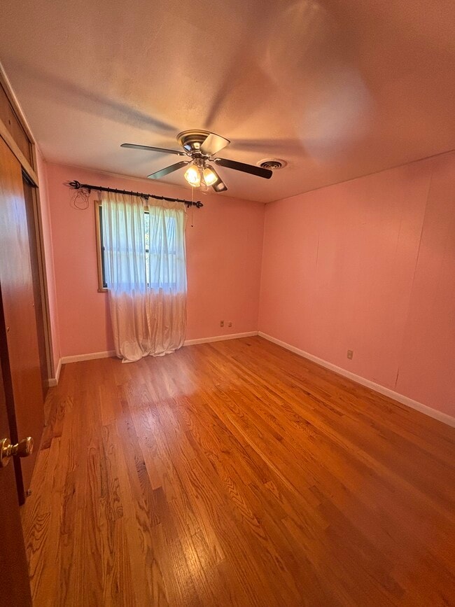 Building Photo - 920 Wesley Rd NW