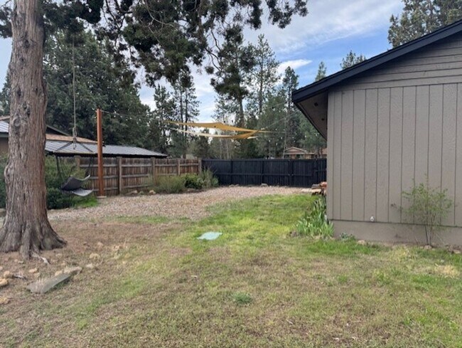 Building Photo - Updated home in a desirable SE neighborhood on a large lot