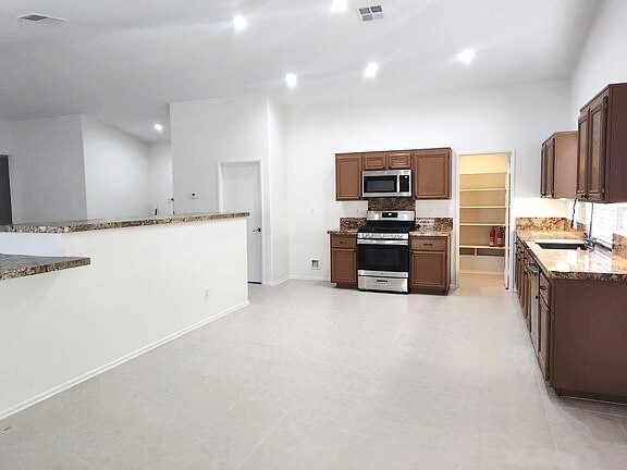 Building Photo - 41618 Petersfield Rd