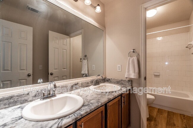 Building Photo - 802 Amber Knoll