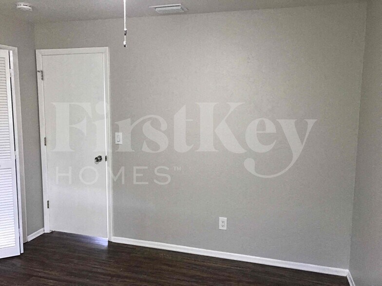 Building Photo - 3922 SE 2nd Ave