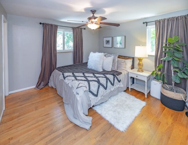 Building Photo - Amazing 3 bed/3 bath rental.  New Flooring!!  Solar Panels!!