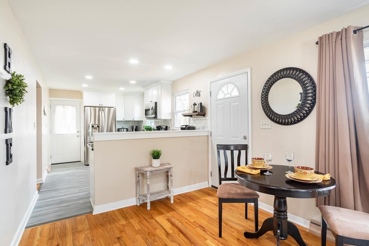 Building Photo - 2346 Pine St