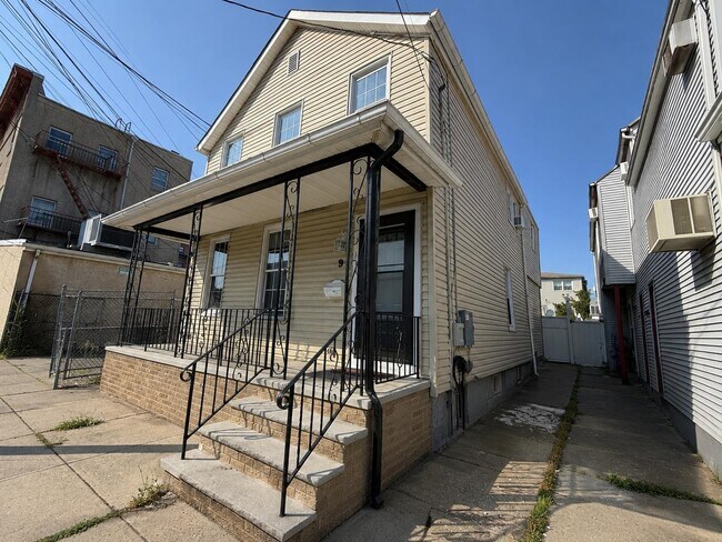 Building Photo - 9 Silver St