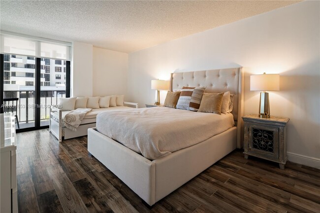Building Photo - 2625 Collins Ave