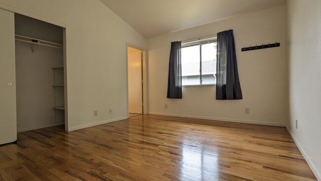 Building Photo - Spacious 3/2 in quiet neighborhood
