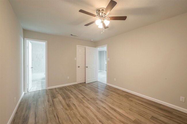 Building Photo - 5755 Heron Dr