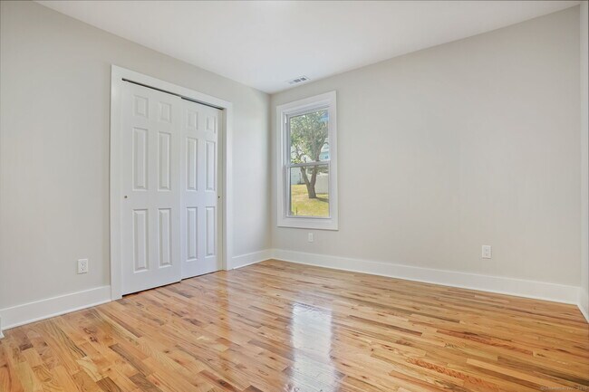 Building Photo - 10 Perry Hill Rd