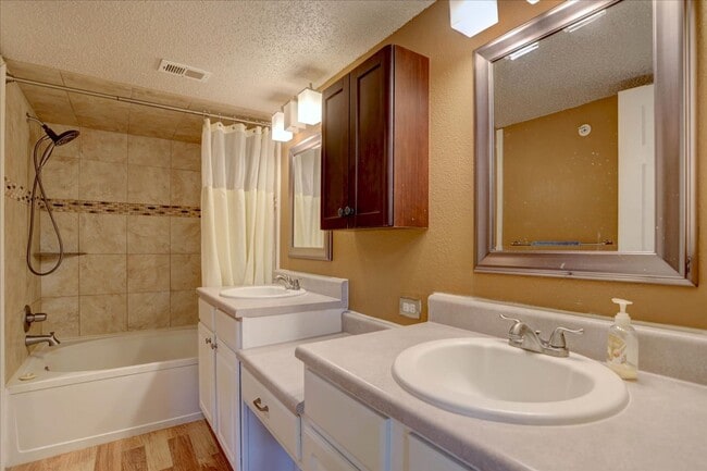 Building Photo - Beautiful 2bed/2bath/1car garage in Louisv...