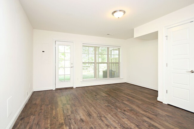 Building Photo - Light-Filled Townhome With Utilities Inclu...