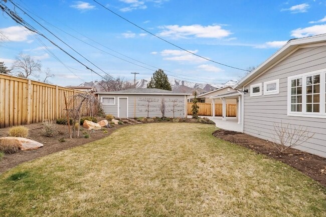 Building Photo - Spacious home for rent -  2.2 miles from t...