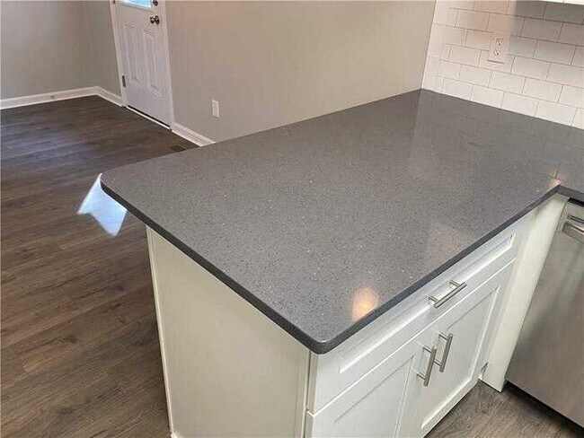 Building Photo - Fantastic 4bd/2ba home! Coming soon!