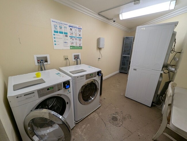 Building Photo - 2nd Floor Condo Available Now - Great Location!