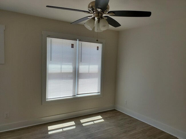 Building Photo - 203 N. Dillard Unit E-Blackstone-Ft Barfoo...