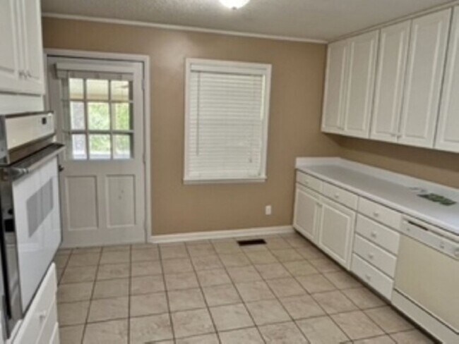 Building Photo - 3 Bedroom, 2 Bath home.