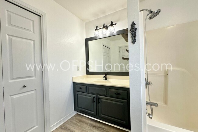 Building Photo - 2426 Houston Cir
