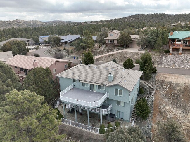 Building Photo - Incredible Home with Lake Views!