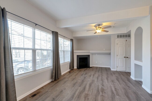 Building Photo - Stunning 2 Bedroom 2 Bathroom condo In Aurora with a garage!