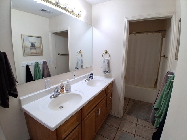 Building Photo - 654 E 700 N