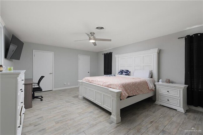 Building Photo - 9 Poinciana St