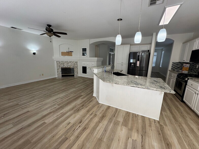 Building Photo - 10129 Delcresta Dr