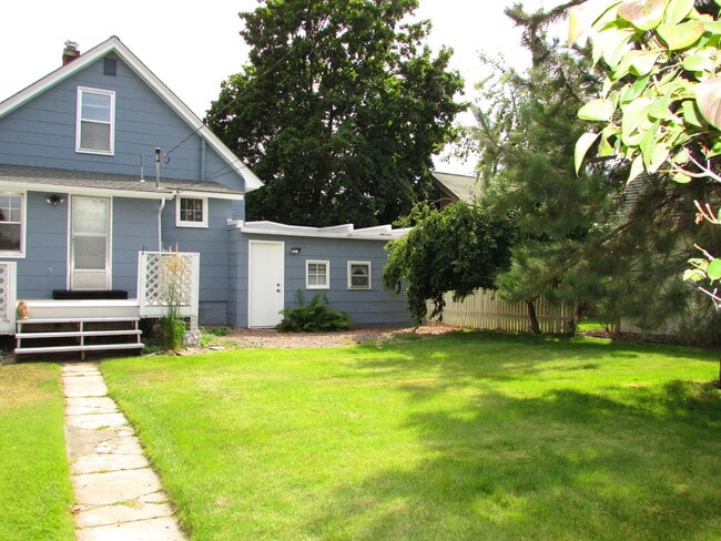 Building Photo - Beautiful Home with a Garage and Partially Fenced Yard