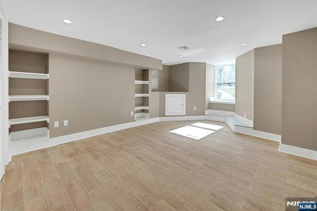 Building Photo - 49 Park Ave