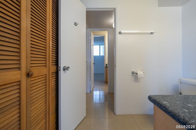 Building Photo - PRIME ALA MOANA/WAIKIKI LOCATION: 2BR/1.5BA Condo with Parking & In-Unit Washer/Dryer!