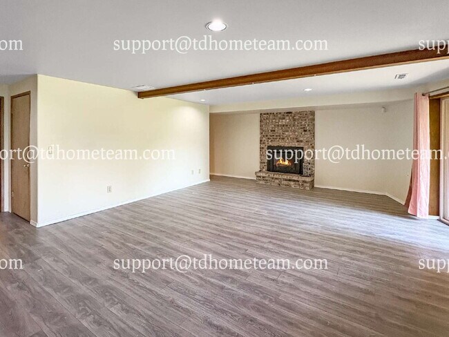 Building Photo - "Charming 3-Bed Retreat with Spacious Inte...